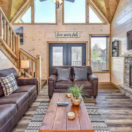 Luxury 4-Br Cabin Near Parkway And Dollywood With Game Room And Hot Tub